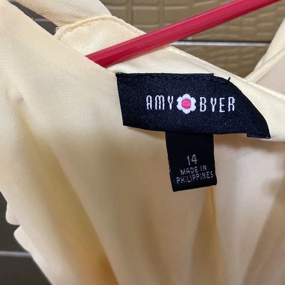 This vibrant yellow dress is from belk, it’s a size 14 girls. - Picture 3 of 3